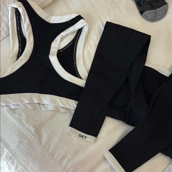Set Active Sportbody Black and White Sports Bra - Picture 2 of 4